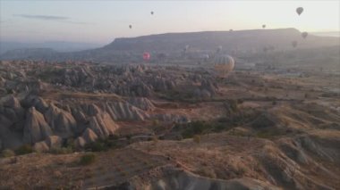 Bu stok görüntüler Türkiye 'nin Kapadokya kentindeki gökyüzündeki balonların 8K çözünürlükteki görüntülerini gösteriyor.