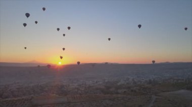 Bu stok görüntüler Türkiye 'nin Kapadokya kentindeki gökyüzündeki balonların 8K çözünürlükteki görüntülerini gösteriyor.