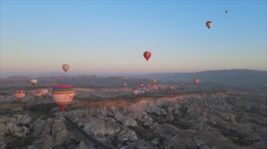 Bu stok görüntüler Türkiye 'nin Kapadokya kentindeki gökyüzündeki balonların 8K çözünürlükteki görüntülerini gösteriyor.