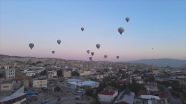 Bu stok görüntüler Türkiye 'nin Kapadokya kentindeki gökyüzündeki balonların 8K çözünürlükteki görüntülerini gösteriyor.