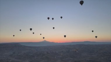 Bu stok görüntüler Türkiye 'nin Kapadokya kentindeki gökyüzündeki balonların 8K çözünürlükteki görüntülerini gösteriyor.
