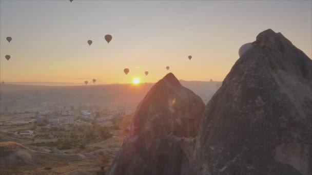 화면은 해상도로 터키의 카파도키아에서 하늘에 풍선의 사진을 보여준다 — 비디오