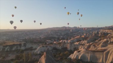 Bu stok görüntüler Türkiye 'nin Kapadokya kentindeki gökyüzündeki balonların 8K çözünürlükteki görüntülerini gösteriyor.