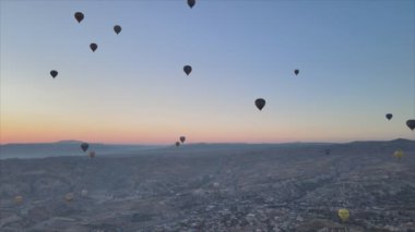 Bu stok görüntüler Türkiye 'nin Kapadokya kentindeki gökyüzündeki balonların 8K çözünürlükteki görüntülerini gösteriyor.