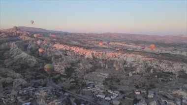 Bu stok görüntüler Türkiye 'nin Kapadokya kentindeki gökyüzündeki balonların 8K çözünürlükteki görüntülerini gösteriyor.