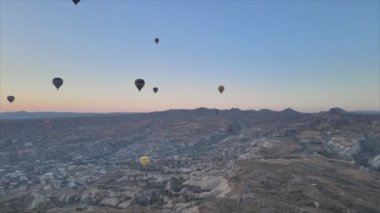 Bu stok görüntüler Türkiye 'nin Kapadokya kentindeki gökyüzündeki balonların 8K çözünürlükteki görüntülerini gösteriyor.