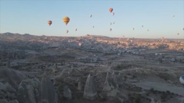 Bu stok görüntüler Türkiye 'nin Kapadokya kentindeki gökyüzündeki balonların 8K çözünürlükteki görüntülerini gösteriyor.