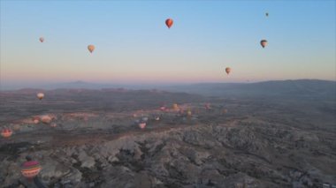 Bu stok görüntüler Türkiye 'nin Kapadokya kentindeki gökyüzündeki balonların 8K çözünürlükteki görüntülerini gösteriyor.