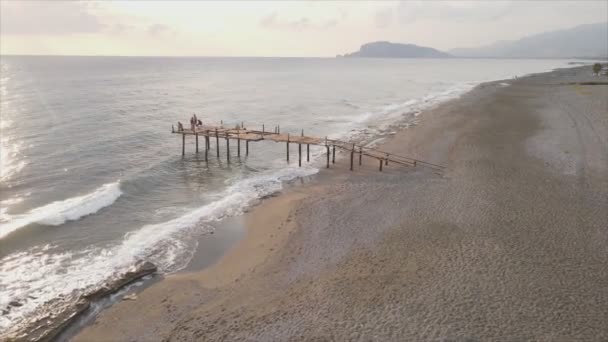 Αυτό Φιλμ Δείχνει Εναέρια Θέα Της Παραλίας Στο Παραθαλάσσιο Θέρετρο — Αρχείο Βίντεο