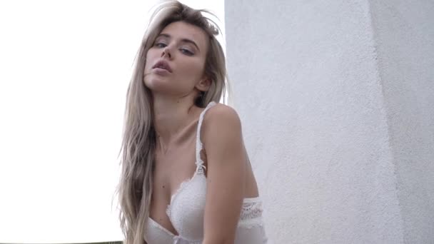 Стокове Відео Показує Красиву Дівчину Сексуальній Еротичній Білизні Повільний Рух — стокове відео