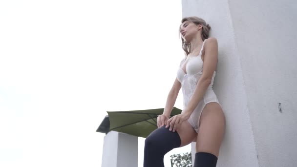 Видео Показывает Красивую Девушку Сексуальном Эротическом Нижнем Белье Замедленное Движение — стоковое видео