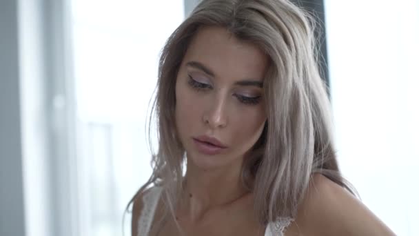 Видео Показывает Красивую Девушку Сексуальном Эротическом Нижнем Белье Замедленное Движение — стоковое видео
