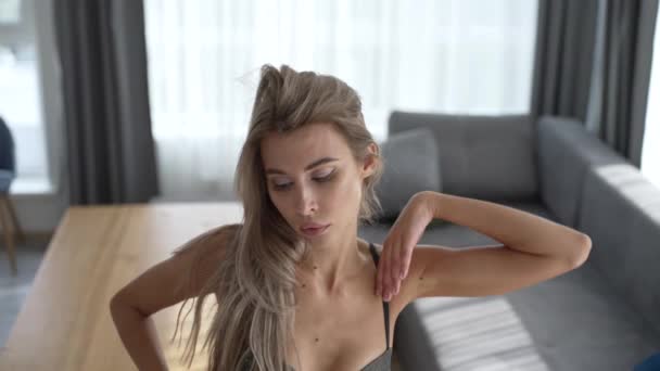 Αυτό Απόθεμα Βίντεο Δείχνει Ένα Όμορφο Κορίτσι Σέξι Ερωτικά Εσώρουχα — Αρχείο Βίντεο
