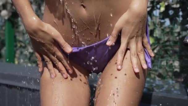 Stock Slow Motion Video Shows Sexy Woman Taking Shower — Vídeo de Stock