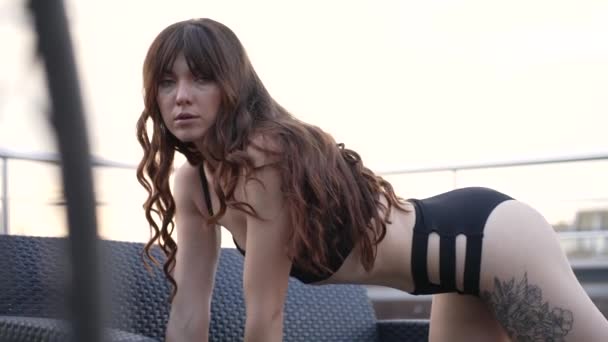 Стокове Відео Показує Дівчину Красивій Еротичній Сексуальній Білизні — стокове відео