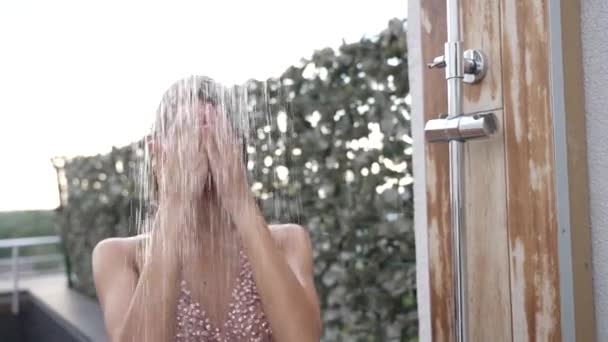 Stock Slow Motion Video Shows Sexy Woman Taking Shower — Vídeo de Stock