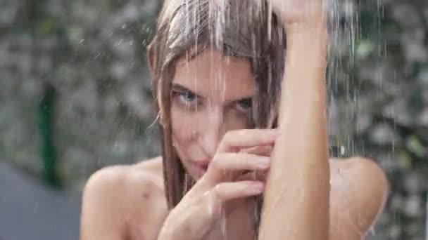 Stock Slow Motion Video Shows Sexy Woman Taking Shower — Videoclip de stoc