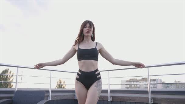 Стокове Відео Показує Красиву Жінку Сексуальній Білизні Повільний Рух Роздільній — стокове відео
