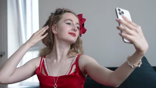 Stock Video Shows Young Girl Taking Selfie Her Phone Slow — Video