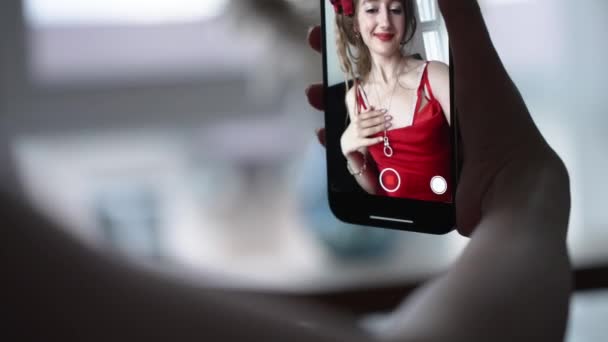 Stock Video Shows Young Girl Taking Selfie Her Phone Slow – Stock-video