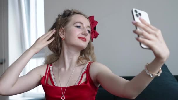 Stock Video Shows Young Girl Taking Selfie Her Phone Slow — Stock Video