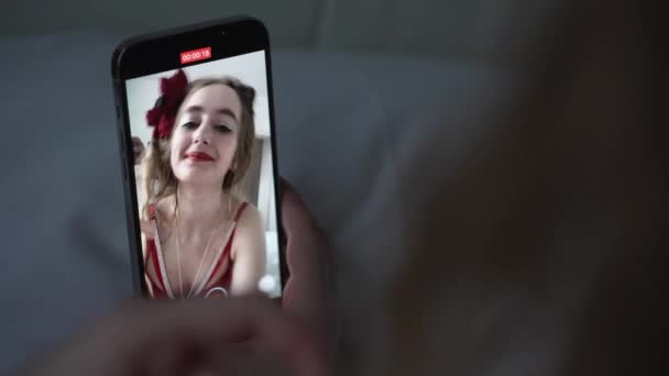 Stock Video Shows Young Girl Taking Selfie Her Phone Slow — Vídeo de stock