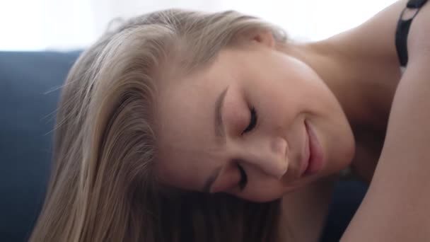 Стокове Відео Показує Жінку Еротичній Сексуальній Білизні Повільний Рух — стокове відео
