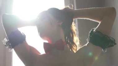 Bu video çekici seksi iç çamaşırlı baştan çıkarıcı bir kadını gösteriyor.