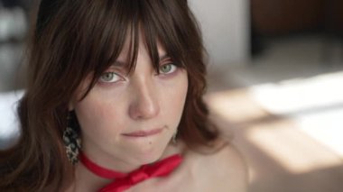 Bu video çekici seksi iç çamaşırlı baştan çıkarıcı bir kadını gösteriyor.
