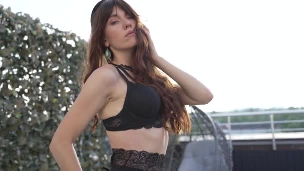 このストックビデオを示していますA魅力的なセクシーランジェリーの魅力的な女性 — ストック動画