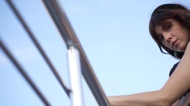 Bu video çekici seksi iç çamaşırlı baştan çıkarıcı bir kadını gösteriyor.