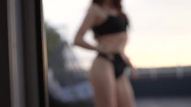 Bu video çekici seksi iç çamaşırlı baştan çıkarıcı bir kadını gösteriyor.