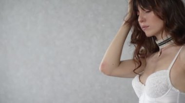 Bu video çekici seksi iç çamaşırlı baştan çıkarıcı bir kadını gösteriyor.