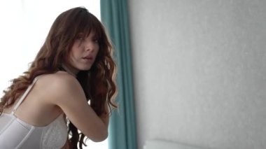 Bu video çekici seksi iç çamaşırlı baştan çıkarıcı bir kadını gösteriyor.