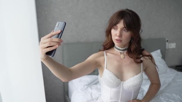 Den Här Videon Visar Förförisk Kvinna Charmiga Sexiga Underkläder — Stockvideo
