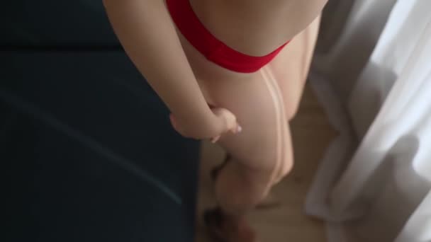 这段视频展示了一个穿着性感内衣 动作缓慢的女人 — 图库视频影像