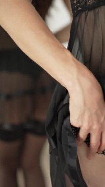 Bu video erotik seksi iç çamaşırlı, ağır çekimde bir kızı gösteriyor.