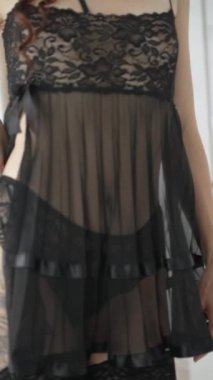 Bu video erotik seksi iç çamaşırlı, ağır çekimde bir kızı gösteriyor.