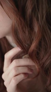 Bu video erotik seksi iç çamaşırlı, ağır çekimde bir kızı gösteriyor.