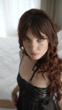 Bu video erotik seksi iç çamaşırlı, ağır çekimde bir kızı gösteriyor.