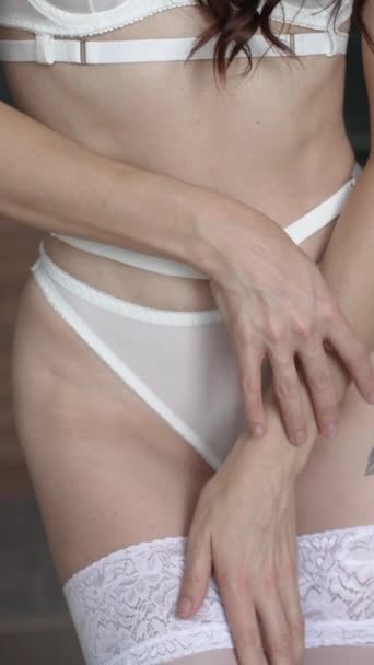 Dieses Vertikale Video Zeigt Ein Mädchen Erotischer Sexy Dessous Zeitlupe — Stockvideo
