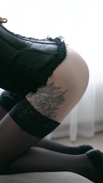 Стокове Вертикальне Відео Показує Дівчину Еротичній Сексуальній Білизні Повільний Рух — стокове відео