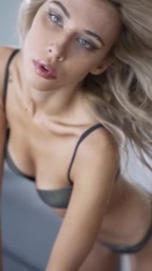 Bu video erotik seksi iç çamaşırlı, ağır çekimde bir kızı gösteriyor.