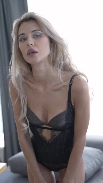 Tento Stock Vertikální Video Ukazuje Dívku Erotické Sexy Spodní Prádlo — Stock video