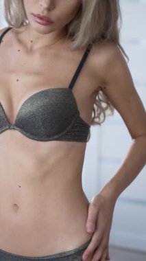 Bu video erotik seksi iç çamaşırlı, ağır çekimde bir kızı gösteriyor.