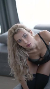 Bu video erotik seksi iç çamaşırlı, ağır çekimde bir kızı gösteriyor.