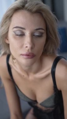 Bu video erotik seksi iç çamaşırlı, ağır çekimde bir kızı gösteriyor.