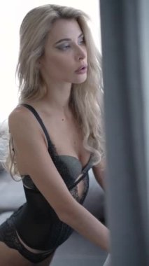 Bu video erotik seksi iç çamaşırlı, ağır çekimde bir kızı gösteriyor.