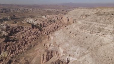 Bu video Türkiye 'nin Kapadokya kentinin 8K çözünürlükteki hava görüntüsünü gösteriyor.