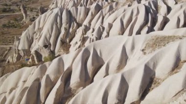 Bu video Türkiye 'nin Kapadokya kentinin 8K çözünürlükteki hava görüntüsünü gösteriyor.